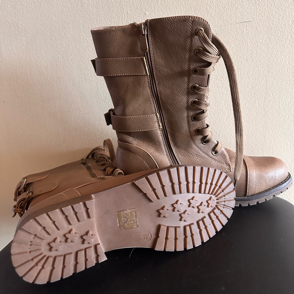 Boots - Picture 3 of 4